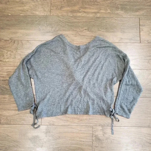 Sugar+Lips Gray Twist Front Sweater Size Medium/Large - Picture 8 of 8